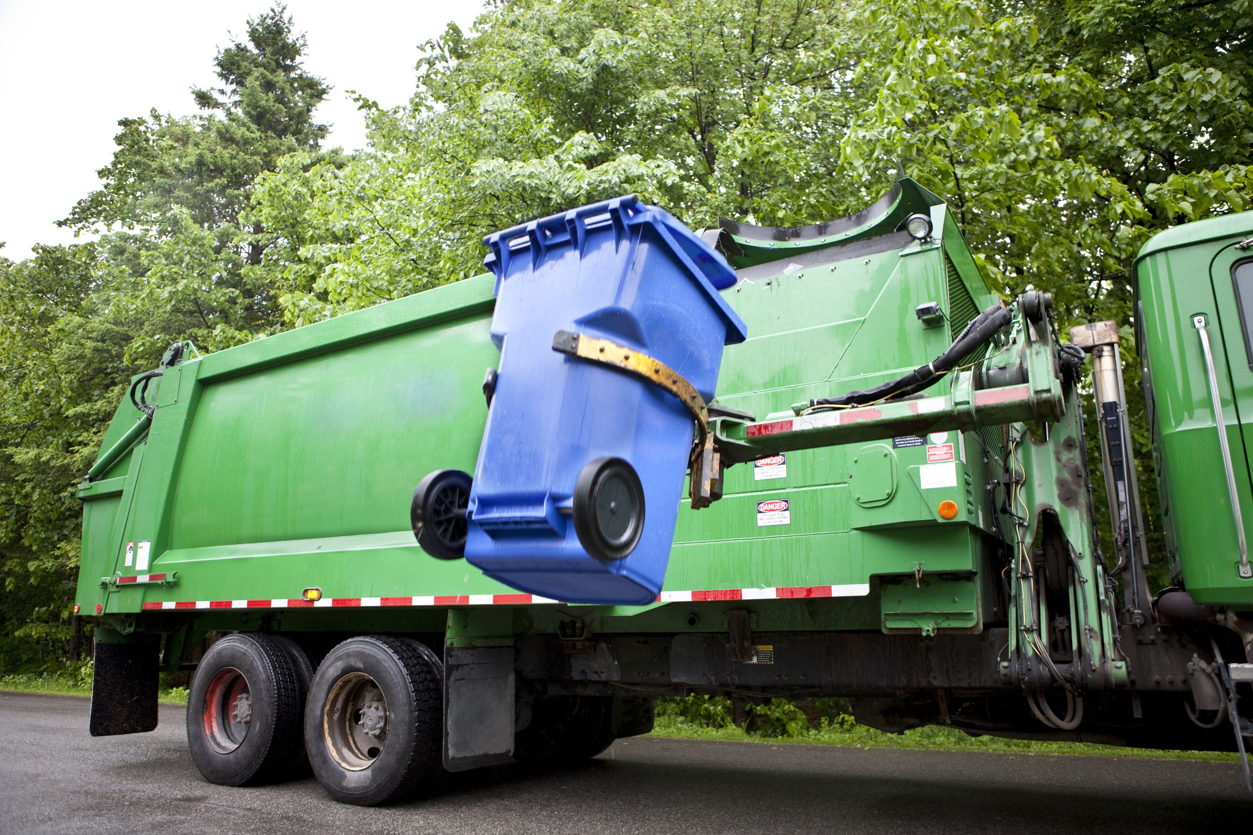 Signs You Need Garbage Disposal Services Near Hampton, GA